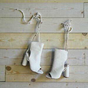 AZALEA WANG white Patent Laceup Booties Heels Size 7.5